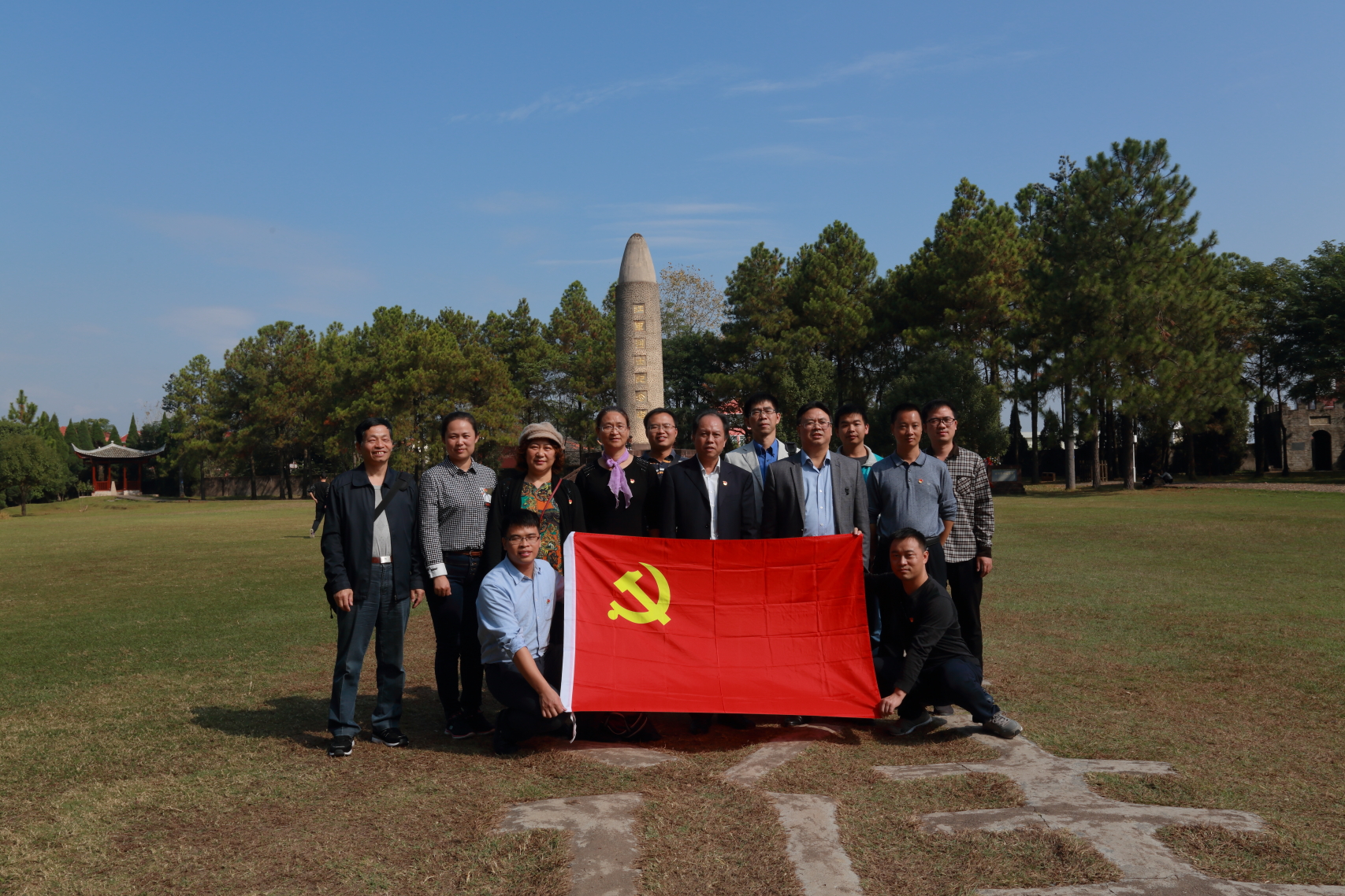 一颗红心永向党 牢记使命谱华章