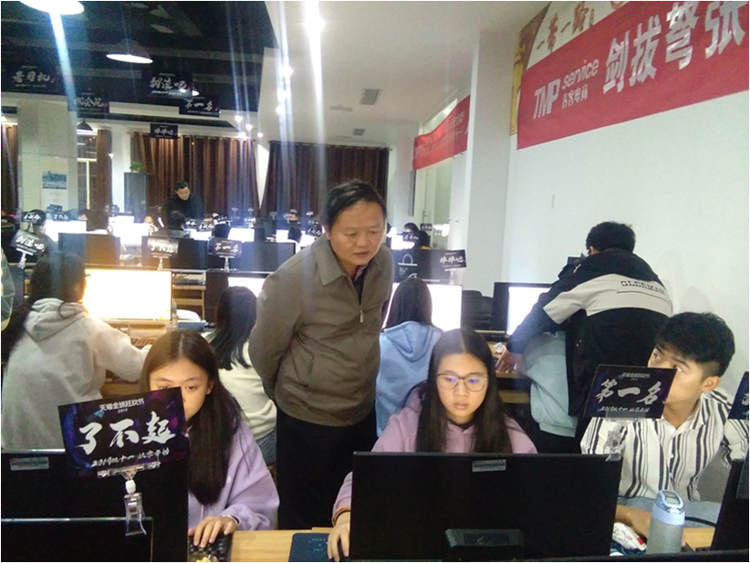 (张凤玉院长亲临电商基地)